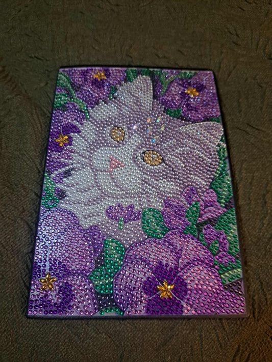 Chat et fleur mauve